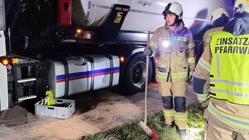 Lkw verliert Hunderte Liter Diesel auf A10 beim Brentenbergtunnel