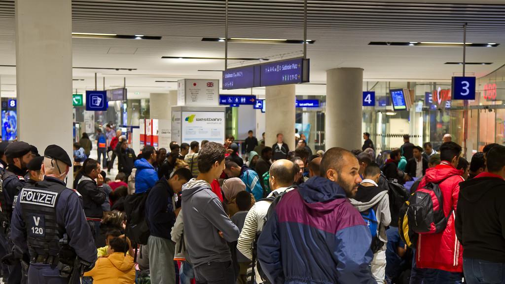 Flüchtlinge in Salzburg: Hauptbahnhof in der Nacht auf Mittwoch