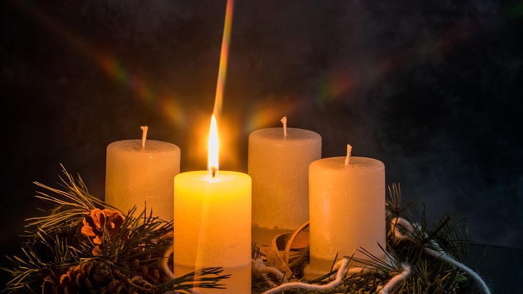 Die Frau warf den brennenden Adventkranz kurzerhand aus dem Fenster.