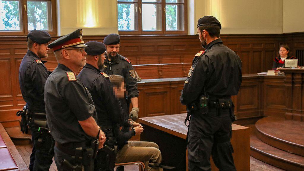 Mutter getötet: Prozess in Ried