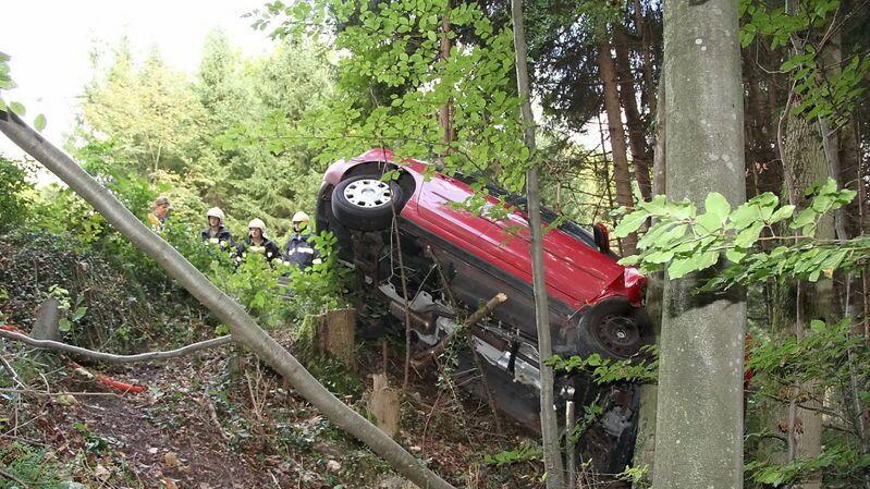 Zwei Personen wurden bei dem Crash im Fahrzeug eingeklemmt und unbestimmten Grades verletzt.
