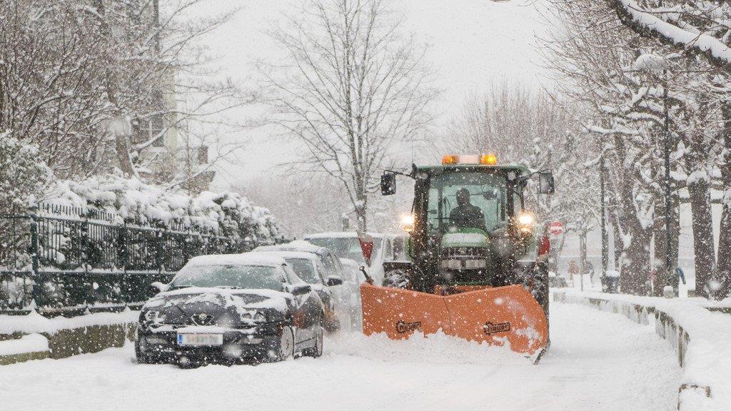 Schnee sorgt für Unfälle und Verkehrschaos: Innenstadt versinkt im Schnee