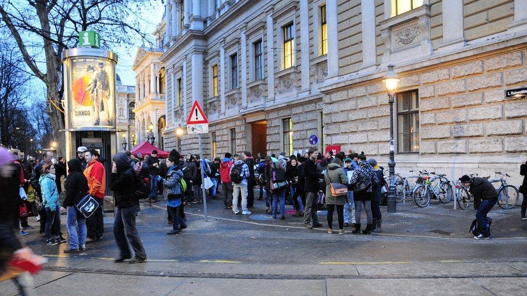 Akademikerball 2013: Demonstranten versammeln sich vor der Hauptuni