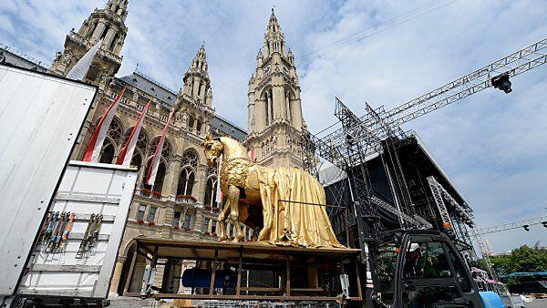 Aufbauarbeiten für den Life Ball