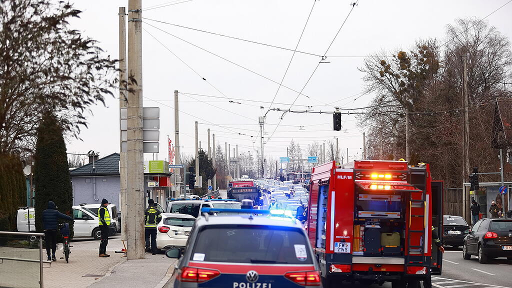 Polizeiauto contra Auto auf Münchner Bundesstraße