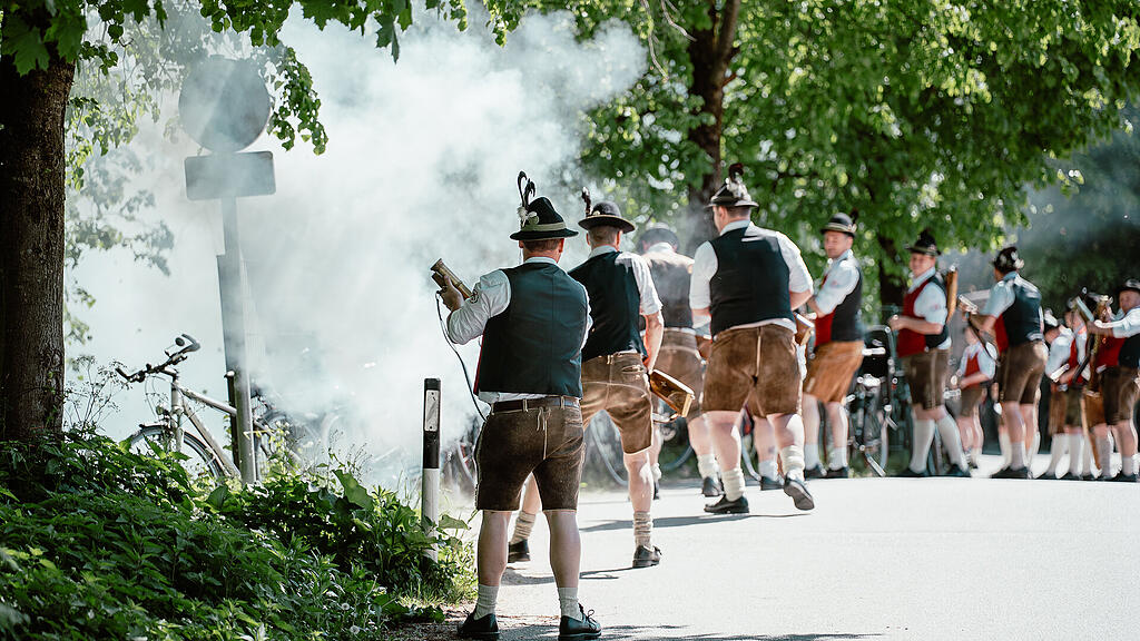 Maibaumaufstellen Leopoldskron