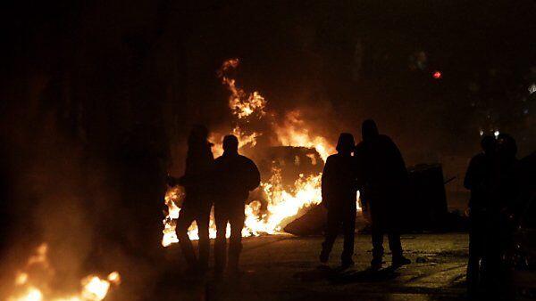 Zahlreiche Autos wurden in Brand gesetzt