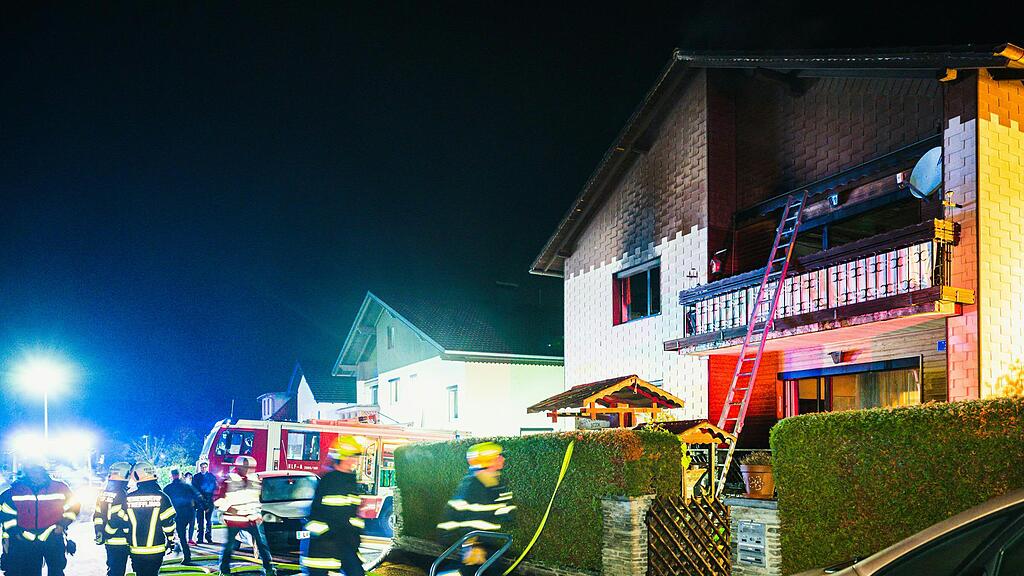 OÖ: Mordverdächtiger wirft sich vor Feuerwehrauto