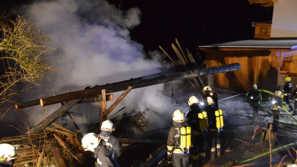 Holzstoß brennt in St. Johann nieder