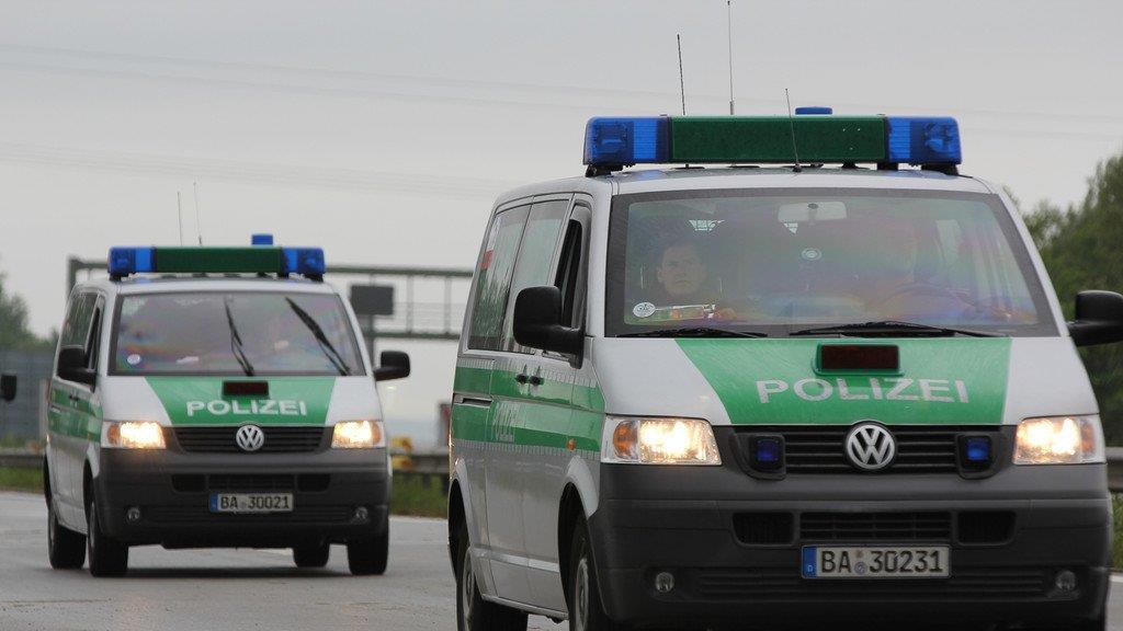 Aufräumarbeiten an der A8