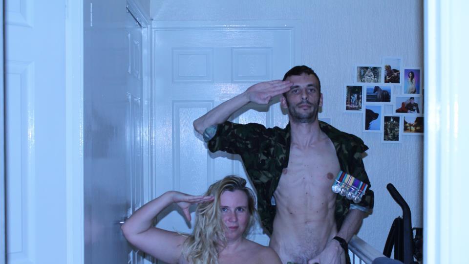 Facebook-Nutzer salutieren nackt für Prinz Harry2