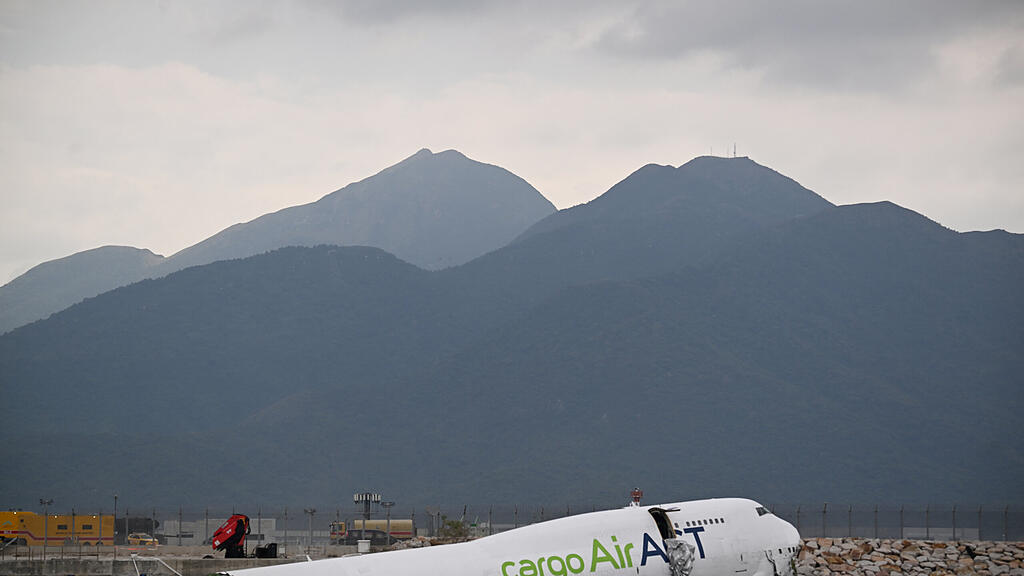 Tödlicher Flugunfall in Hongkong: Jumbo-Jet rutscht über Landebahn ins Meer