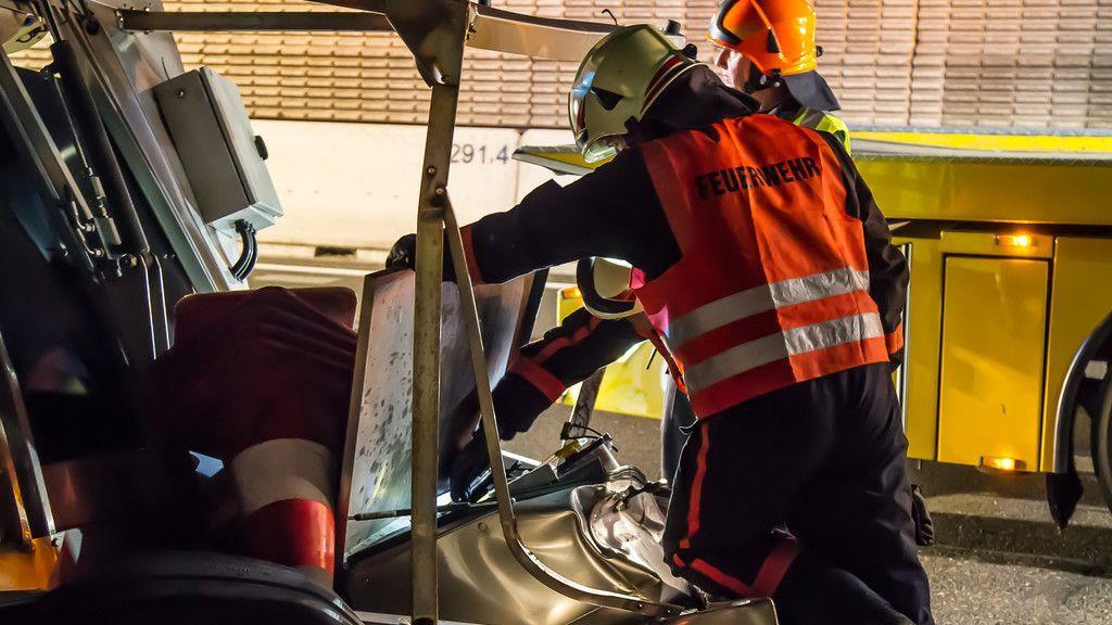 Alkolenker crasht auf A1 in Asfinag-Fahrzeug