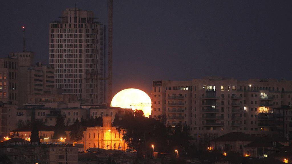 Super-Blaublutmondfinsternis rund um die Welt