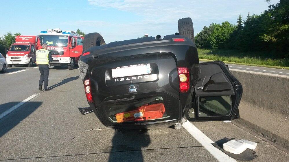 Das Fahrzeug kam am Überholfahrstreifen zum Stillstand.