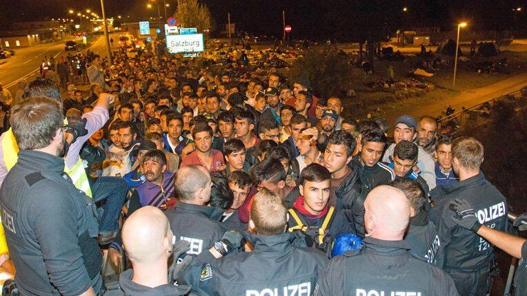 Hunderte Menschen verbrachten die Nacht auf der Saalachbrücke.