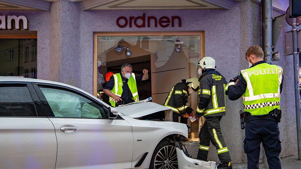 20210515_fmt_PKW_crasht_in_auslage_mw-10.jpg