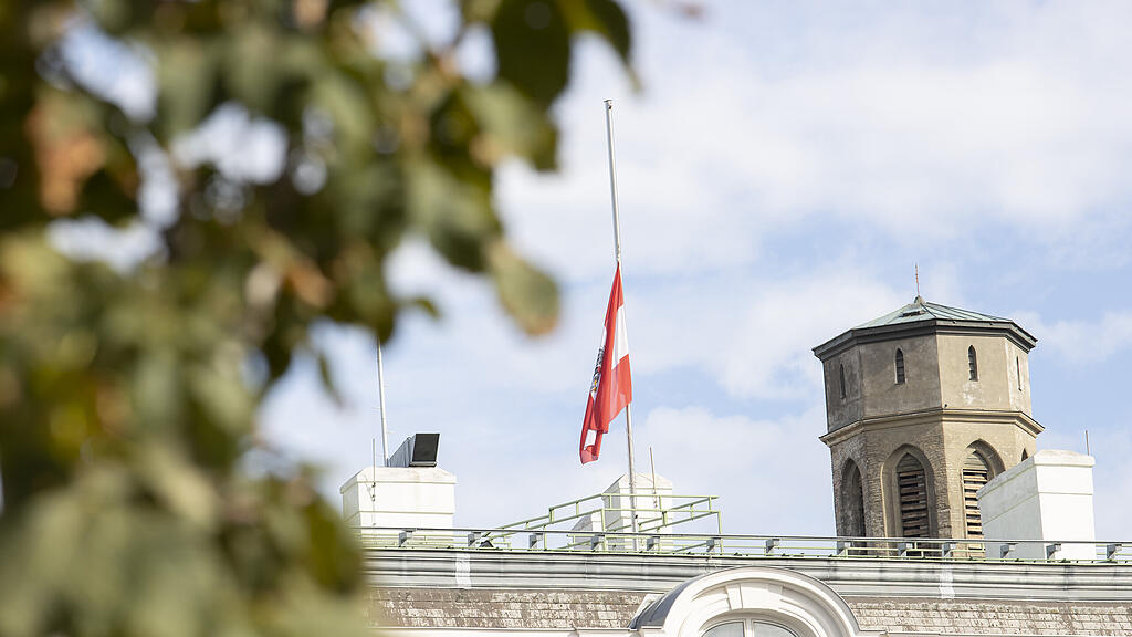 Österreich-Flagge auf halbmast