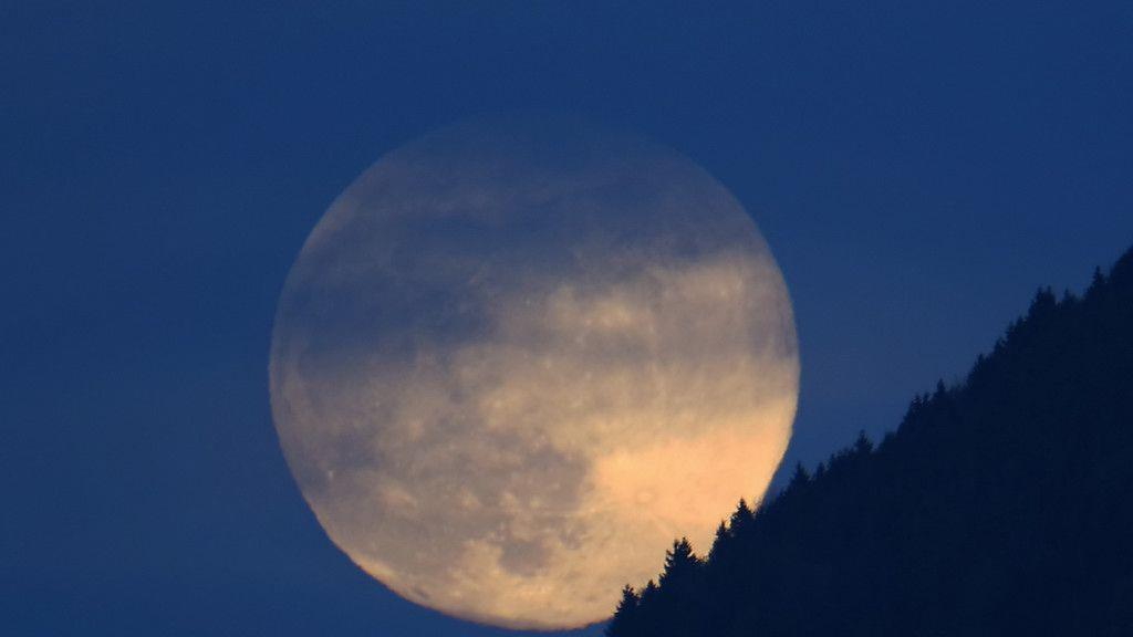 Vollmond über Salzburg
