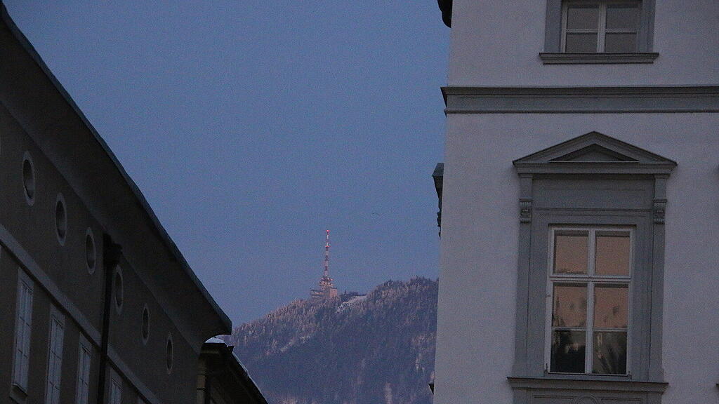 1. Adventlichterlflug der Paragleiter \u00fcber der Stadt Salzburg