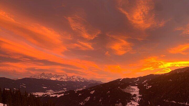 Wundersch\u00f6ner Sonnenaufgang \u00fcber Salzburg III