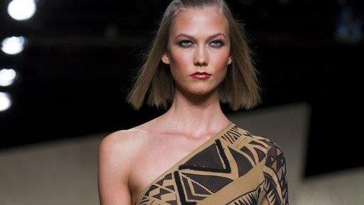 Karlie Kloss trägt einen Bob
