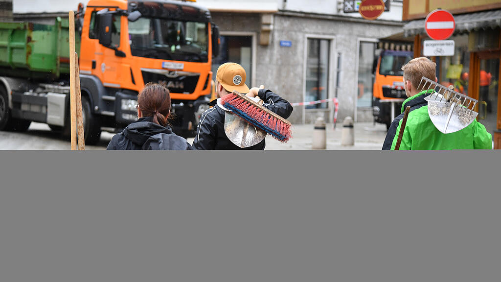 Aufr\u00e4umarbeiten in Hallein