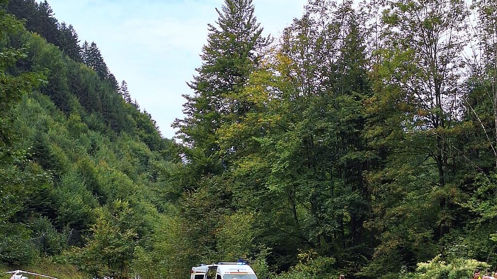 Person stürzt nach Motorradunfall auf B99 in Fritzbach