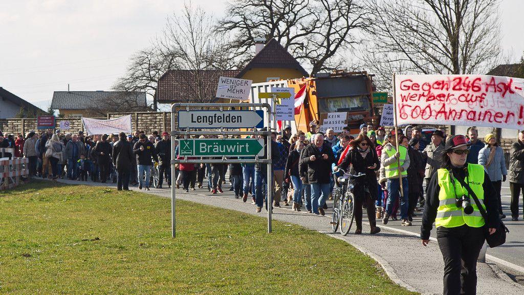 200 Personen demonstrieren gegen Asyl-Großquartier in Straniakstraße