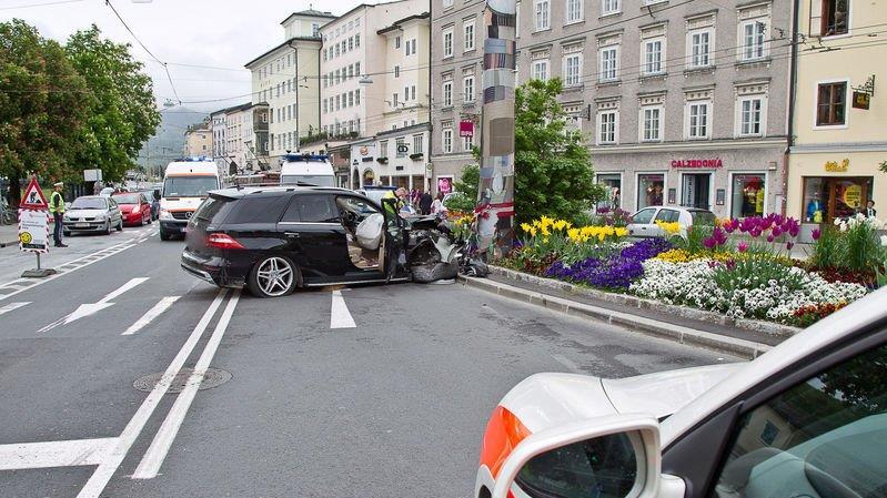 Auto crasht am Hanuschplatz