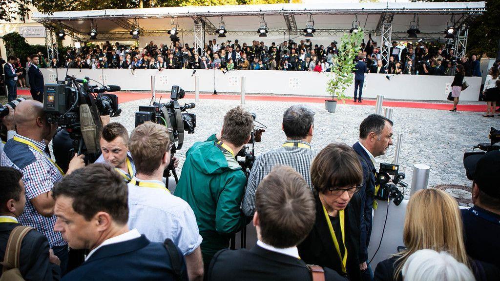 Presserummel am roten Teppich