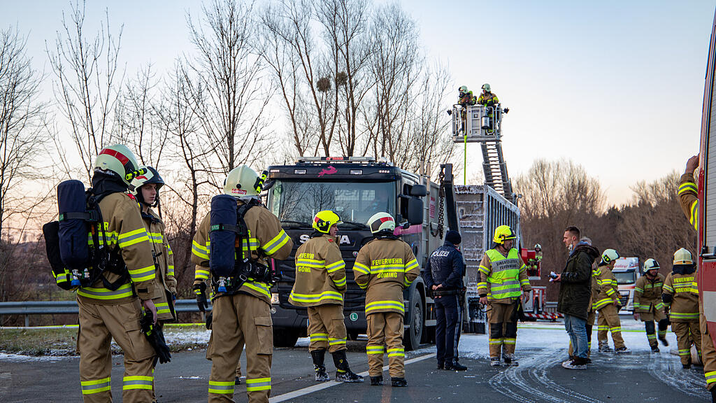 Lkw-Anh\u00e4nger in Nu\u00dfdorf in Vollbrand