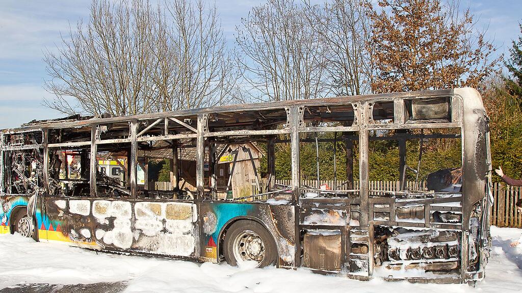 Ein Linienbus ist in Fürstenbrunn komplett ausgebrannt