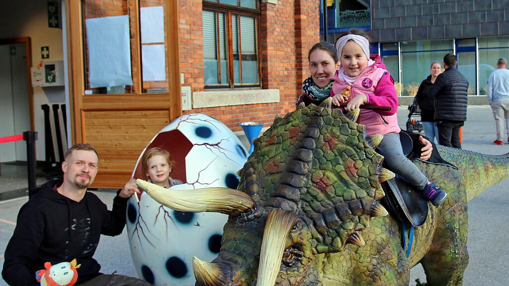 Die Dinosaurier sind los Giganten im Ziegelstadel Hallein