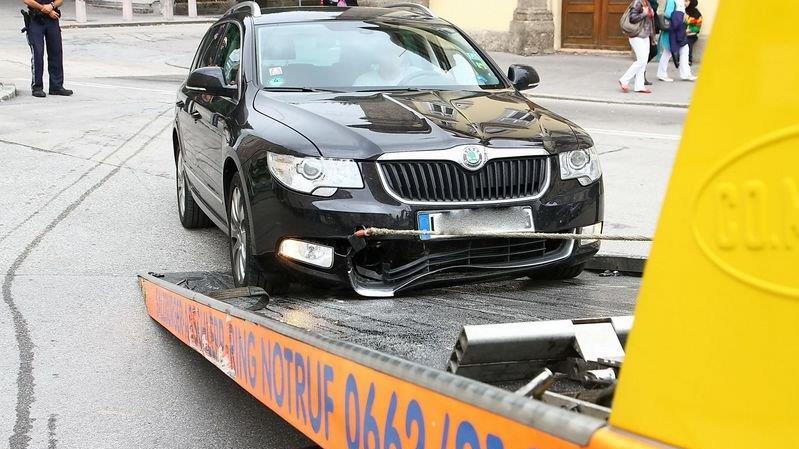 Deutscher Pkw prallt in Poller