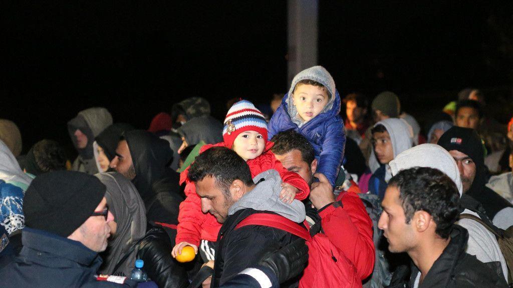 OÖ: Zahlreiche Flüchtlinge verbringen Nacht an Grenze