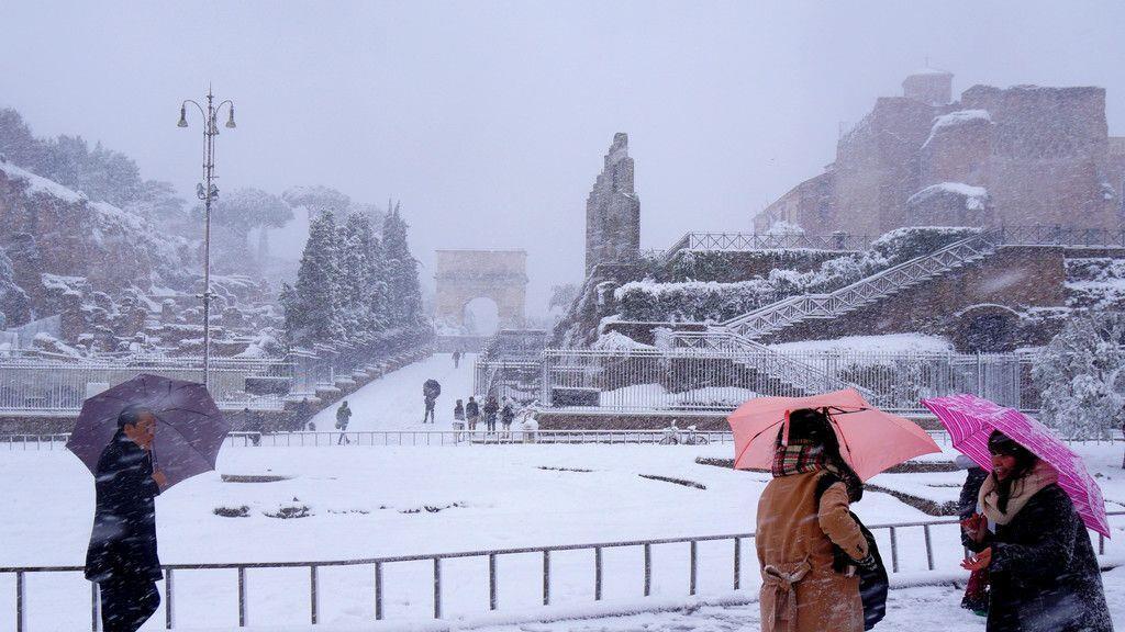 Rom versinkt im Schnee