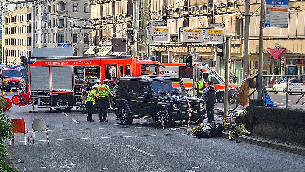 Auto fährt in Stuttgart in Menschengruppe: Eine Tote, sieben Verletzte