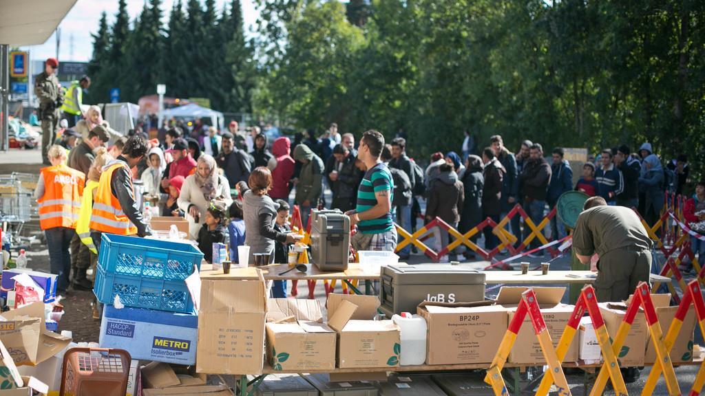 Zahlreiche Helfer am Grenzübergang