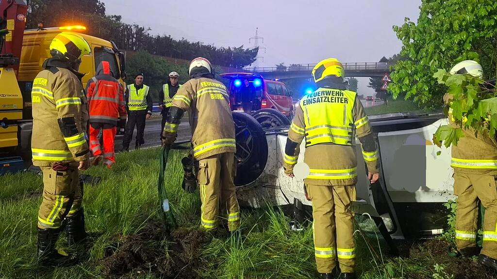 Verletzter bei E-Auto-Überschlag auf B311 in Bruck