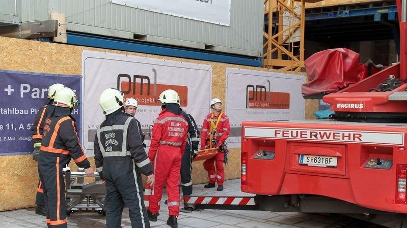 Arbeiter stürzt von Dach