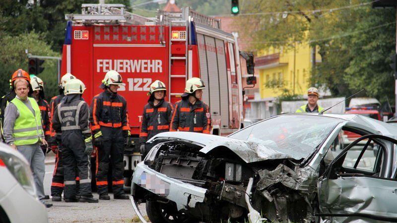 Der Pkw wurde bei dem Unfall komplett zerstört.