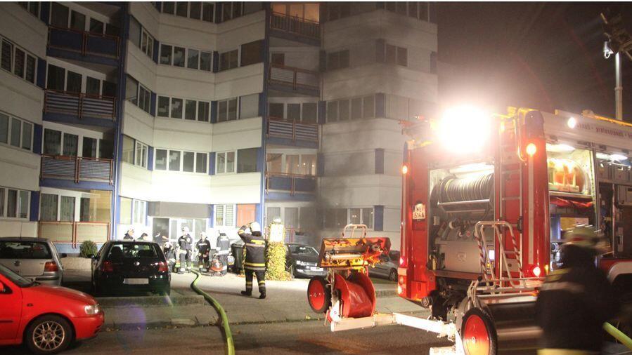 Fünf Personen wurden bei dem Brand verletzt. Die Polizei geht von Brandstiftung aus.