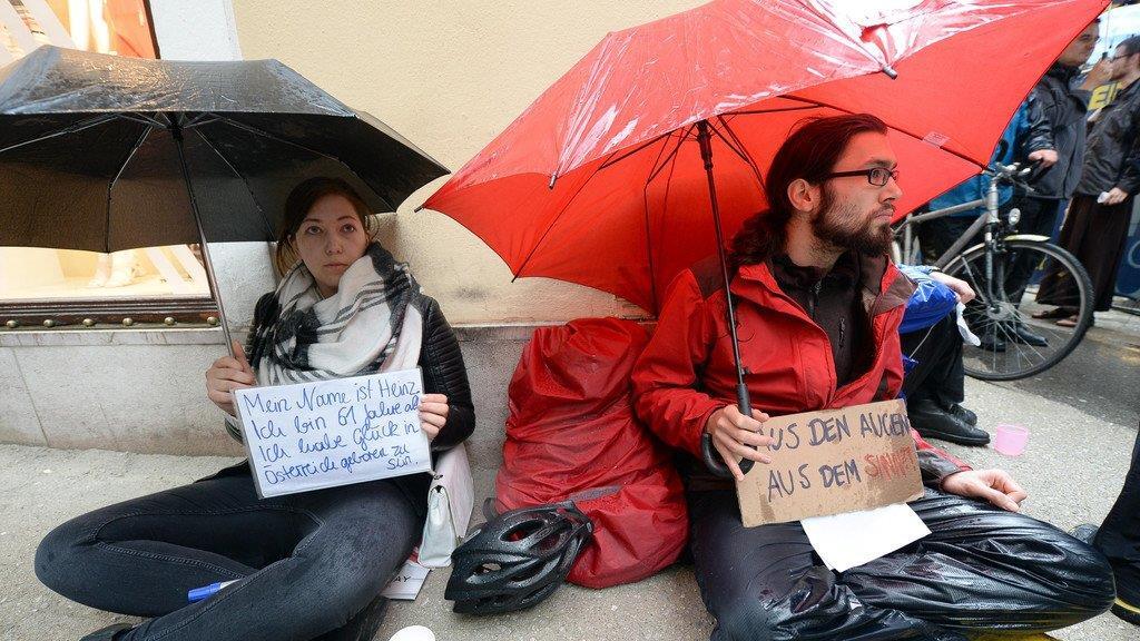 Stille Demo gegen Bettelverbot vor dem Rathaus