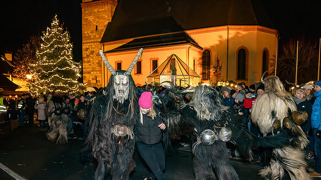 Krampuslauf im Ortszentrum, Großgmain