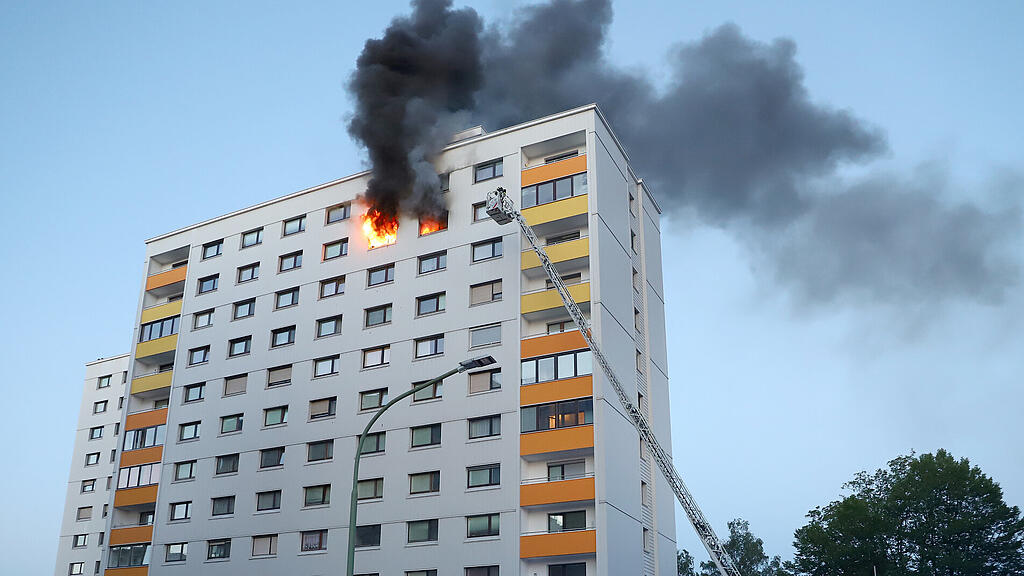 Dieses Wohnhaus brannte am Dienstag in Wels.
