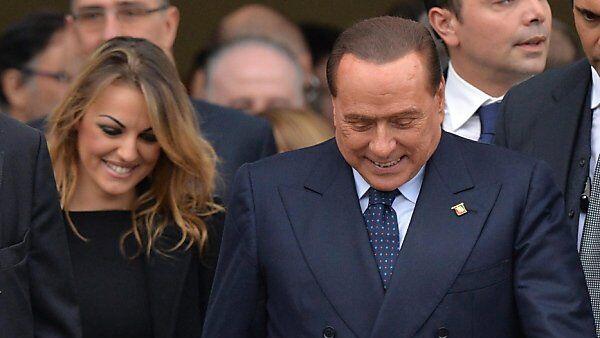 Berlusconi enttäuscht Freundin Francesca (l.)