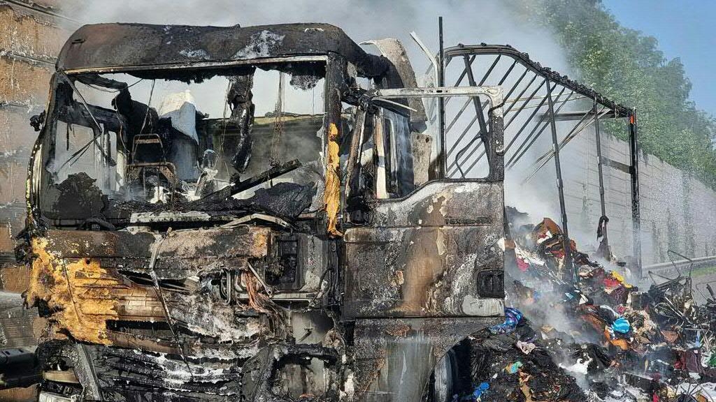 Lkw brennt auf A21 in NÖ nieder