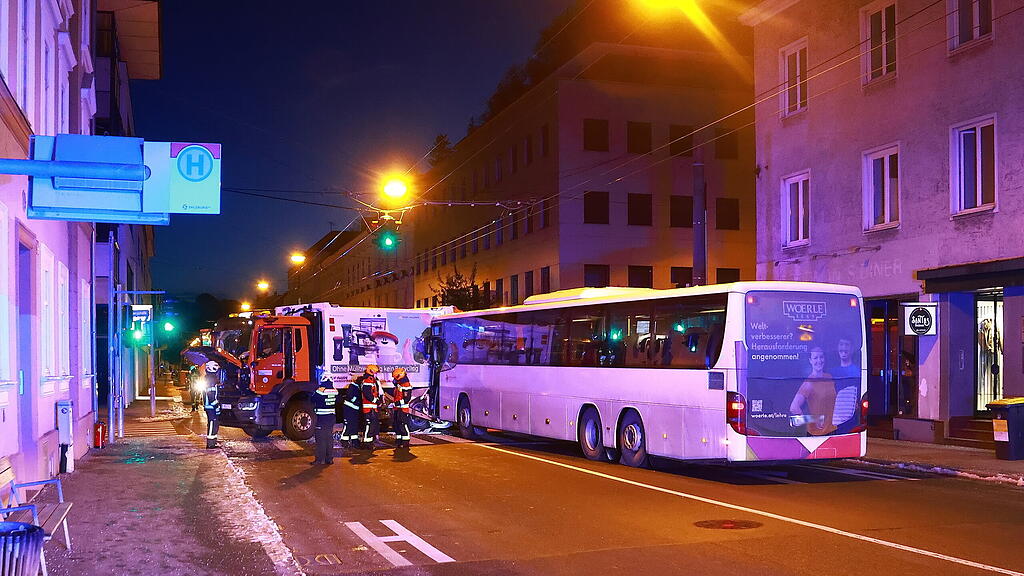 müllabfuhr-lkw gegen bus