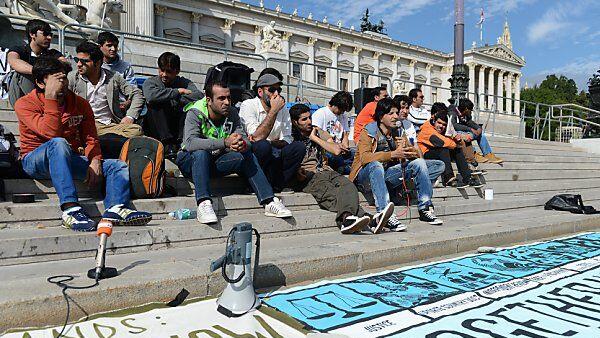 "Refugees" fordern Politik zu Gesprächen auf